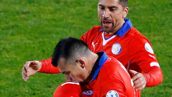 Medel a Pizarro slaví gól Chile