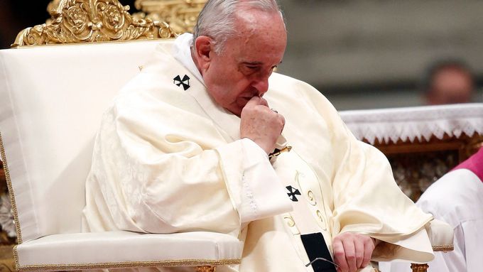 Papež František bez pokrývky hlavy.