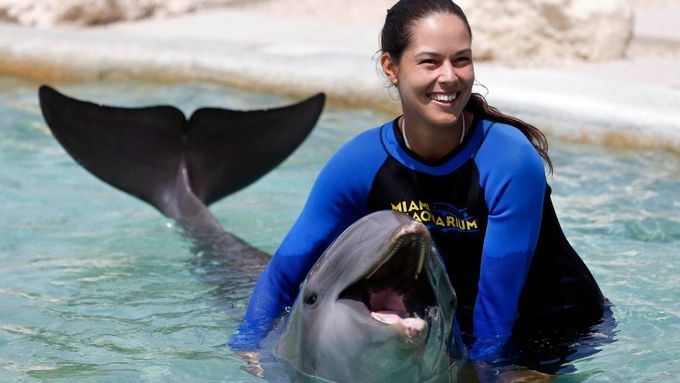 Delfín a kráska. Ana Ivanovičová zatím měla v Miami dostatek volného času. Podívejte se.