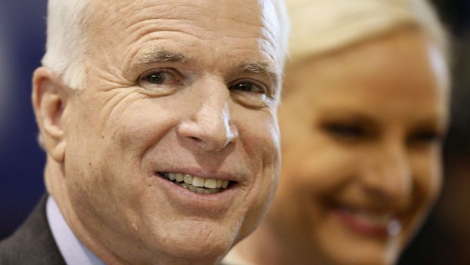 John McCain a jeho manželka Cindy na předvolebním mítinku ve Phoenixu