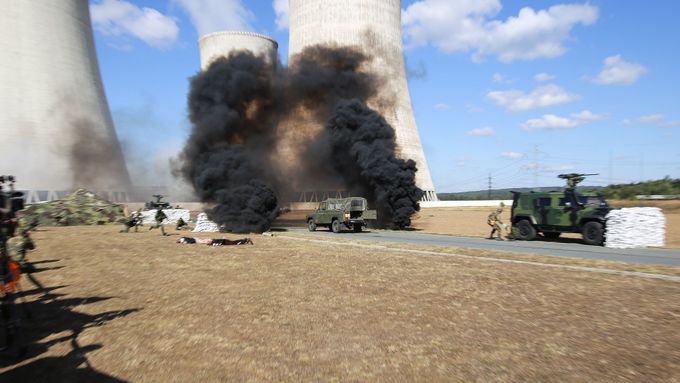 Armáda s policií a bezpečnostními silami firmy ČEZ cvičily obranu jaderného kolosu před možným ozbrojeným útokem.