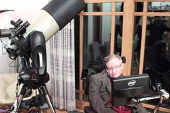 Fyzik Hawking a ruský miliardář vyšlou ke hvězdám sondy. Poletí 20 let, lehké budou jako list papíru