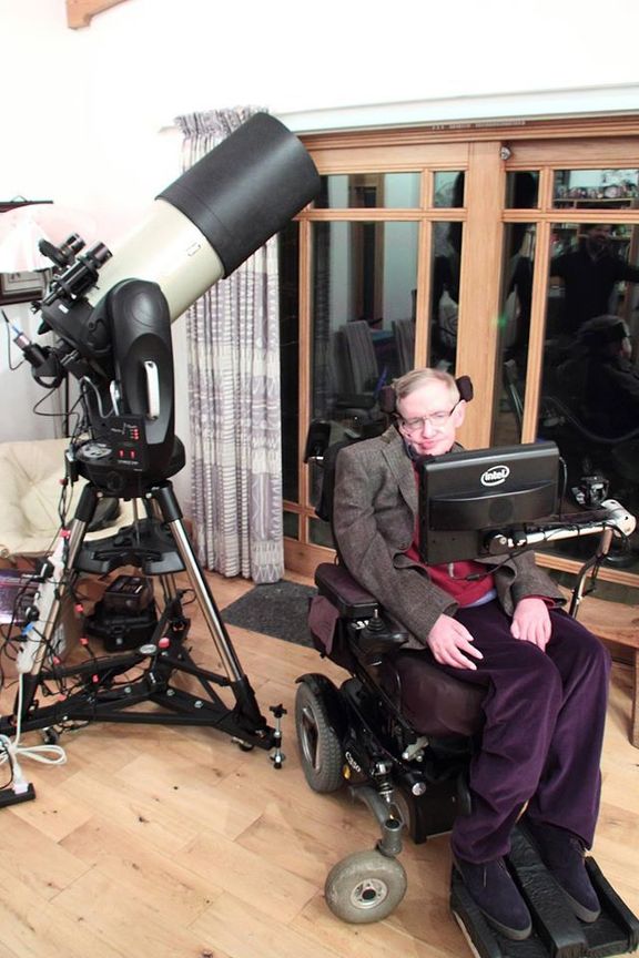 Hawking ovládá dalekohled přes počítač.