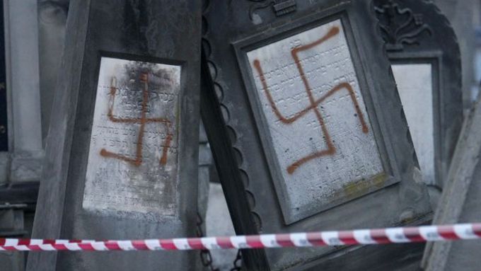Na výročí Osvětimi nacisté ničili židovský hřbitov
