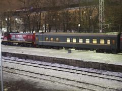 Vlak, který údajně převáží členy hnutí Greenpeace zadržované ruskými úřady.