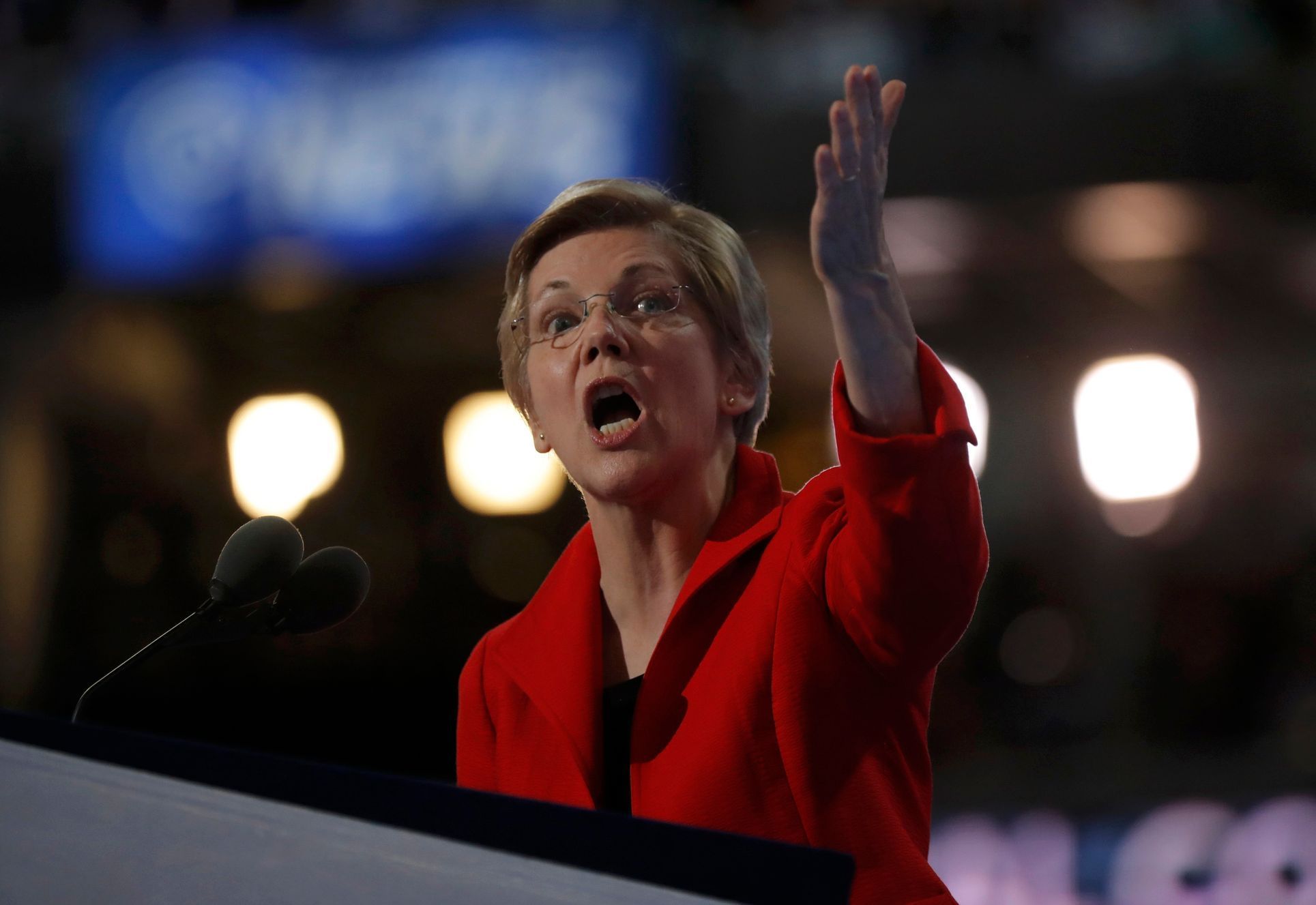 Elizabeth Warrenová během projevu na sjezdu Demokratů v Philadelphii