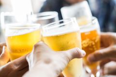 Češi vypili nejméně piva v historii, ležák poprvé porazil výčepní. Projděte si nová čísla