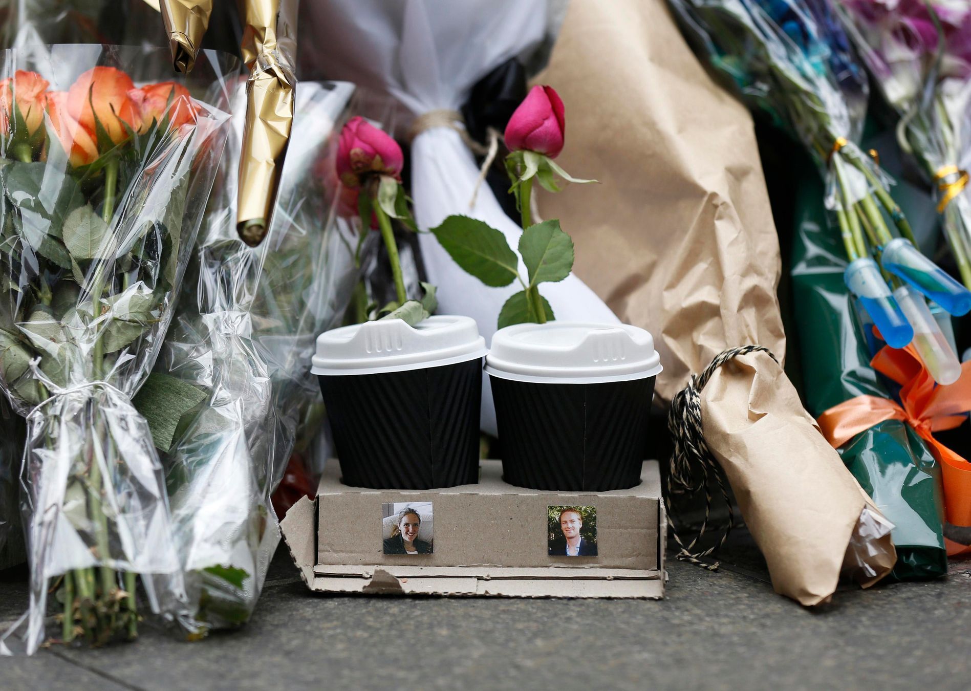Kelímky s kávou s portréty dvou z obětí útoku v Sydney.