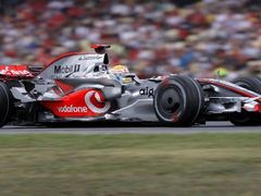 Lewis Hamilton s McLarenem vyhrál sobotní kvalifikaci na VC Německa.