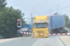 Video: Kamion stál mezi závorami dvě minuty, pak ho smetl vlak