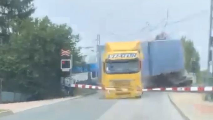 V pražské Uhříněvsi se v pátek na přejezdu srazil vlak s nákladním automobilem. Střet točil řidič auta, který čekal před závorami.