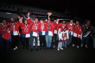 Přílet hokejistů z Nagana v roce 1998.