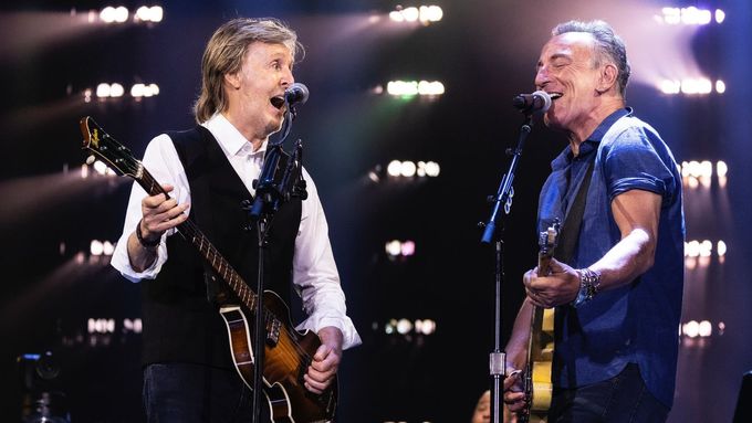 Paul McCartney s Brucem Springsteenem ve čtvrtek zazpívali písně Glory Days a I Wanna Be Your Man. Foto: Capitol Records