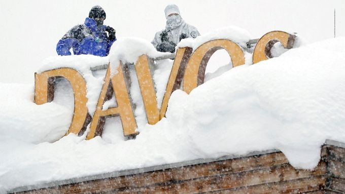 Sníh v Davosu komplikuje začátek Světového ekonomického fóra.