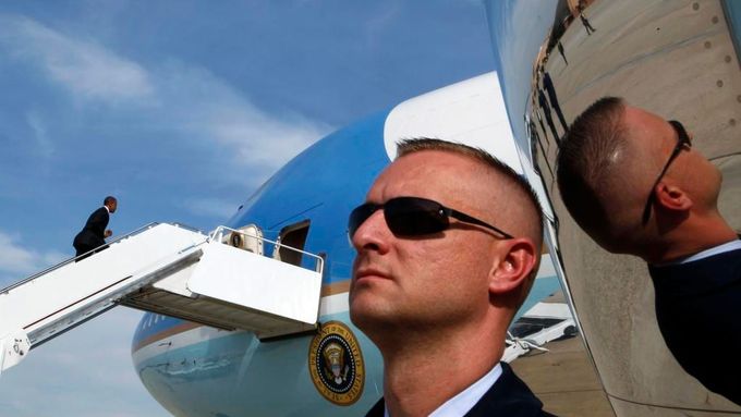Pracovník servisní služby leteckých sil...aneb Barack Obama pod dohledem ze všech stran.