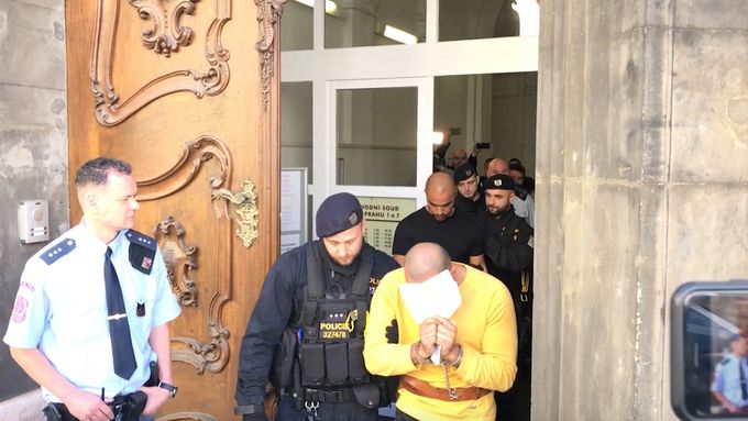 Zastupitelství podalo obžalobu na dva Nizozemce, kteří brutálně zbili číšníka v Praze