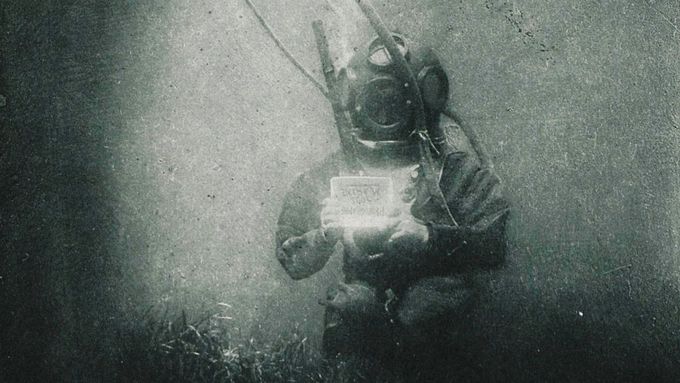 Louis Boutan: První podvodní fotografie potápěče, 1898.