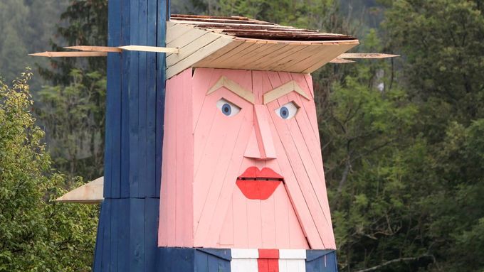 Slovinský umělec vytváří Trumpovu sochu v nadživotní velikosti