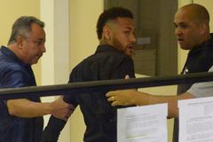 Neymar strávil dvě hodiny na policii. Vysvětloval zveřejnění vyzývavých fotek