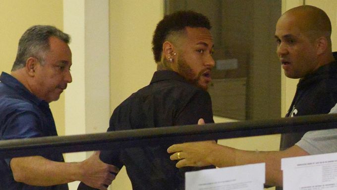 Brazilský fotbalový útočník Neymar přichází k výslechu na policejní stanici v Riu de Janeiro
