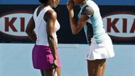 Americké tenistky Venus (v modrém tričku) a Serena (v bílém tričku) Williamsovy během čtyrhry proti Monique Adamczakové a Christině Wheelerové z Austrálie na Australian Open.