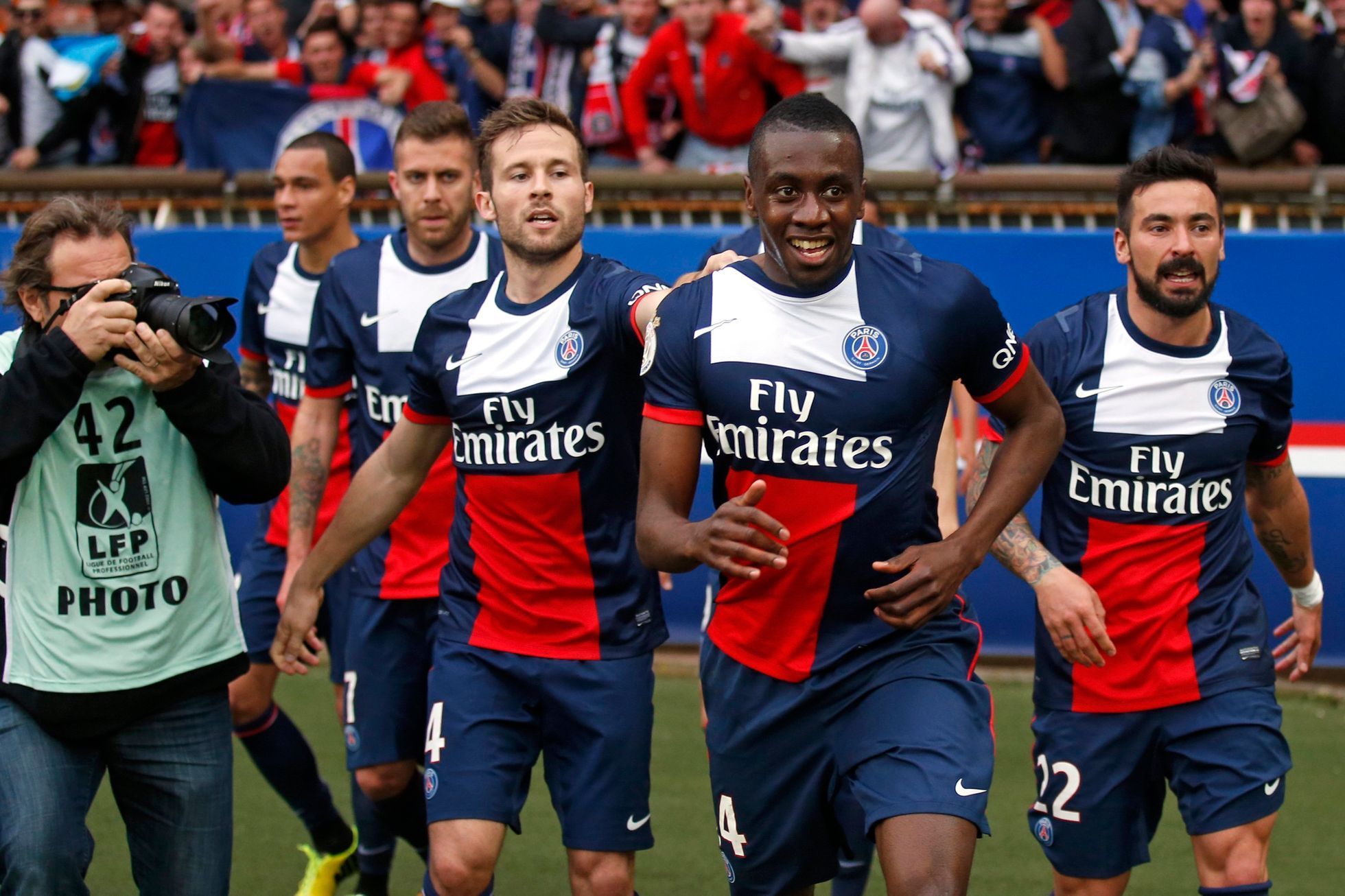 Hráči Paris St Germain slaví gól v síti Evianu.