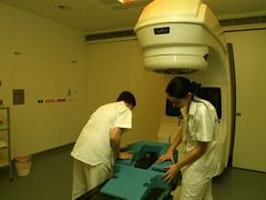 Když chirurgie nestačí, nastupuje ozařování. Linearní urychlovač.
