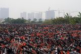 Během posledních dvou let byla čínská města doslova zavalena miliony jízdních kol, určených ke sdílení.