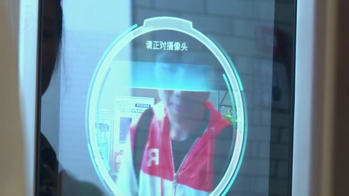 Čínský supermarket testuje placení pomocí skenování obličejů. Částku vám strhne z účtu