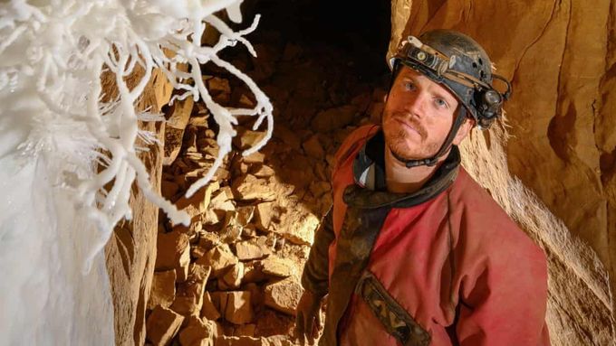 Osmatřicetiletý Brit George Linnane v listopadu na dlouhých 54 hodin uvíznul v jeskyni Ogof Ffynnon Ddu na jihu Walesu.