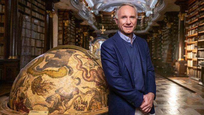 Americký spisovatel Dan Brown v barokní knihovně pražského Klementina, 17. září 2025.