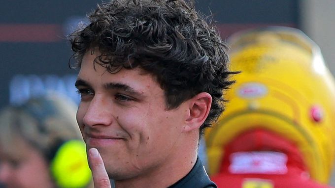 Lando Norris z McLarenu slaví triumf v kvalifikaci na Velkou cenu Mexika formule 1 2025