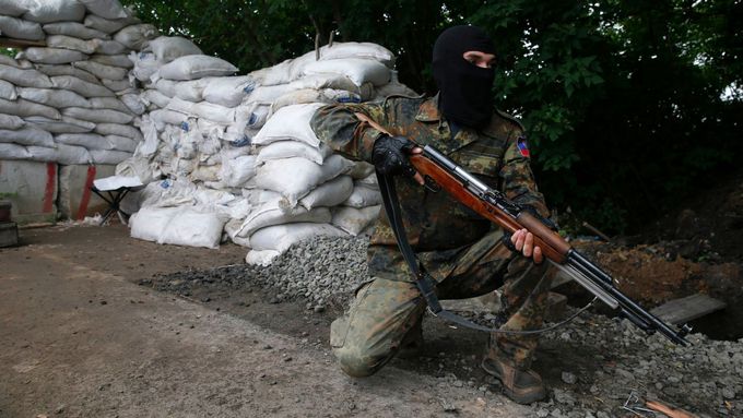 Proruský ozbrojenec na kontrolním stanovišti poblíž východoukrajinského města Doněck.