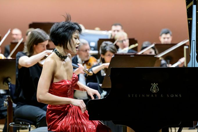 Česká filharmonie ve čtvrtek odehrála první koncert s klavíristkou Yujou Wang a dirigentem sirem Simonem Rattlem. Fotografie z generální zkoušky.