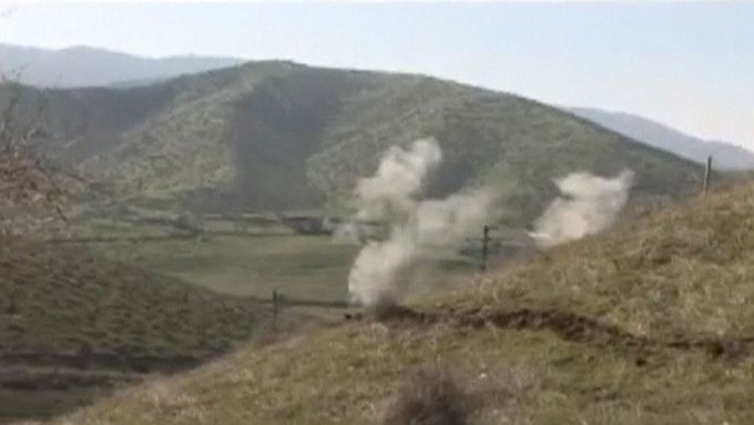 Kouř po bojích v Náhorním Karabachu.