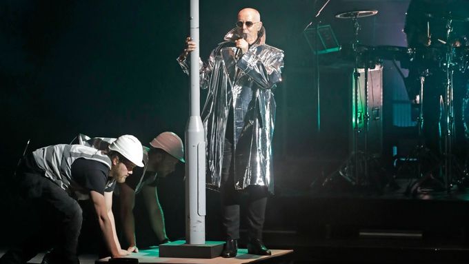 Skladba It’s A Sin, jak ji Pet Shop Boys uvedli v Praze. Foto: Libor Fojtík