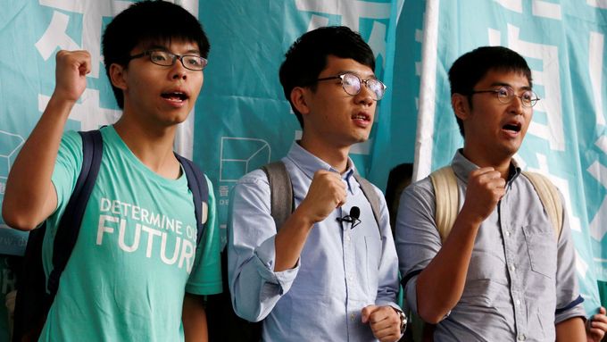 Joshua Wong, Nathan Law a Alex Chow před budovou soudu v Hongkongu.