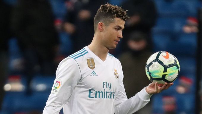 Cristiano Ronaldo si odnáší míč, kterým nasázel čtyři góly do sítě Girony