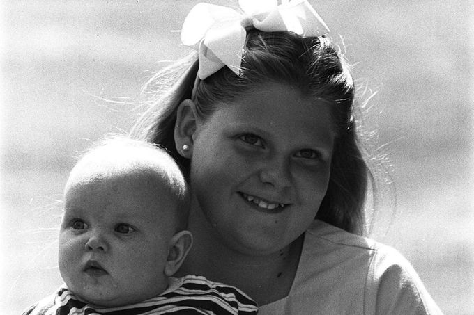 Louise Brownová, první dítě ze zkumavky, se narodila v roce 1978. Na snímku z roku 1989 drží sestru Nataliu, jež přišla na svět o čtyři roky později stejným způsobem.