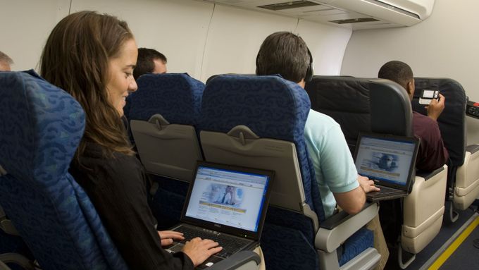 S American Airlines můžete i kilometry nad zemí surfovat po internetu.