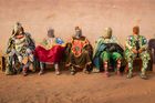 Egunguni odpočívají během několikadenní slavnosti ve vesnici Atchoukpa nedaleko nigerijských hranic. Jorubové věří, že jejich dotek dokáže způsobit smrt. (www.michalnovotny.com)