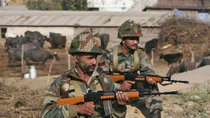 Vojáci indické armády na stráži poblíž základny v okrese Pathánkót v státě Paňdžáb, 3. ledna 2016.