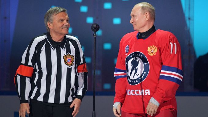 René Fasel se ještě jako šéf světového hokeje účastnil zápasu ruských hokejových legend v Soči, kde potkal i Vladimira Putina.