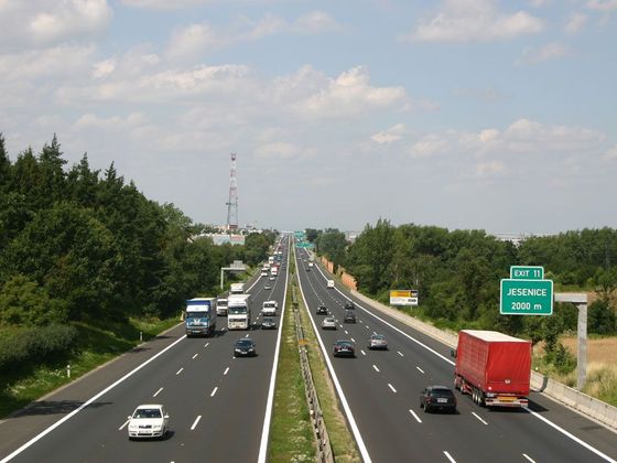 Vše o dálnicích Šest pruhů dálnice D1 u Prahy