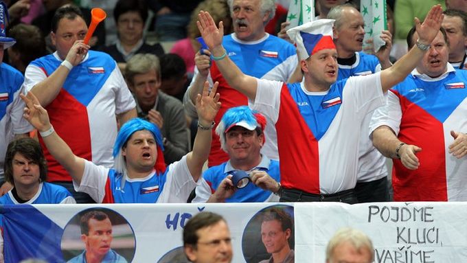 Čeští fanoušci během sobotní čtyřhry proti Francouzům v Ostravě.