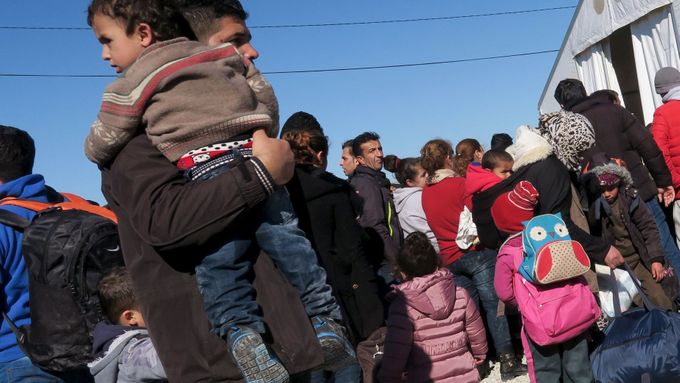 Na řecko-makedonské hranici se v posledních dnech začaly hromadí tisíce migrantů.