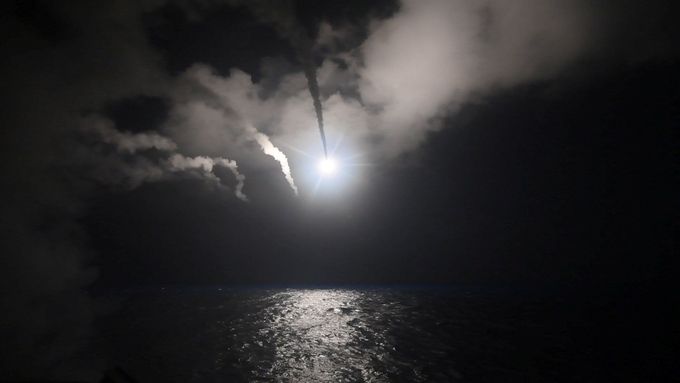 Snímek z amerického raketového útoku na leteckou základnu v Sýrii.