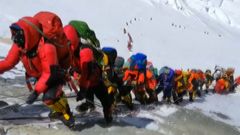 Fronta horolezců při stoupání na Mount Everest.