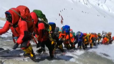 Ind vzdal pod vrcholem výstup na Everest. Dolů snesl otřesné svědectví