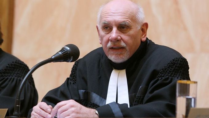 Ústav může existovat, míní předseda Ústavního soudu Pavel Rychetský.